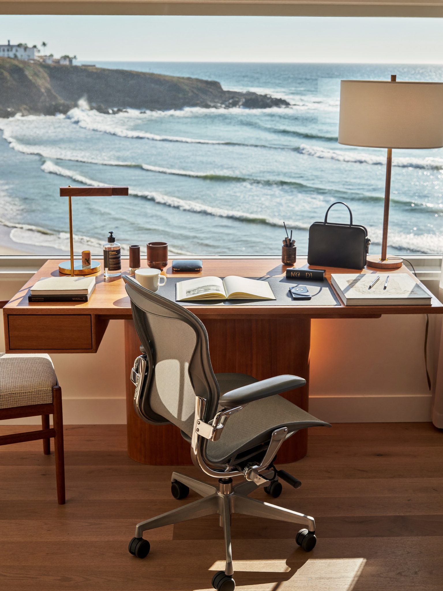 Workspace desk with sea view in the Promenade Loft